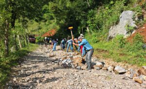 Con faena comunitaria, rehabilitan caminos que conectan a tres municipios de la Sierra de Zongolica 