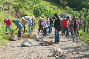 Con faena comunitaria, rehabilitan caminos que conectan a tres municipios de la Sierra de Zongolica 