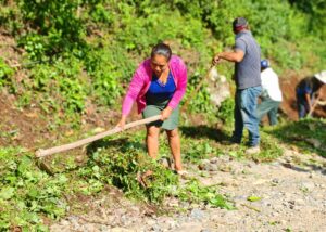 Con faena comunitaria, rehabilitan caminos que conectan a tres municipios de la Sierra de Zongolica 
