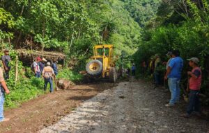 Con faena comunitaria, rehabilitan caminos que conectan a tres municipios de la Sierra de Zongolica 