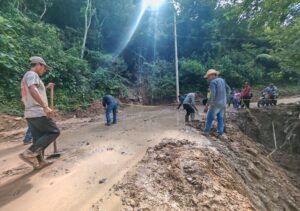 Con faena comunitaria, rehabilitan caminos que conectan a tres municipios de la Sierra de Zongolica 