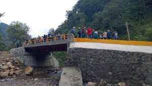 Alcalde de La Perla entrega puente vehicular en Metlac Solano